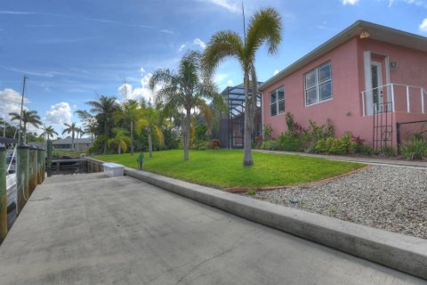 Villa ou maison à vendre à Port Charlotte, Floride: 3 chambres, 323.39 m2 № 2219246 - photo 4
