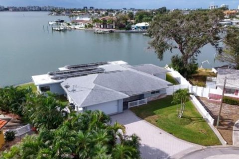 House in Saint Petersburg, Florida 4 bedrooms, 234.3 sq.m. № 2116178 - photo 3