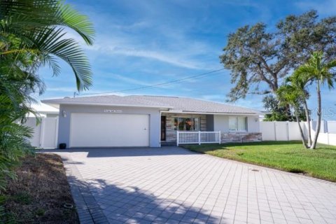 House in Saint Petersburg, Florida 4 bedrooms, 234.3 sq.m. № 2116178 - photo 7