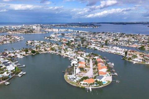House in Saint Petersburg, Florida 4 bedrooms, 234.3 sq.m. № 2116178 - photo 15