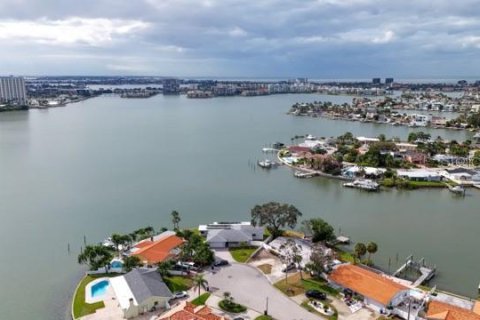 House in Saint Petersburg, Florida 4 bedrooms, 234.3 sq.m. № 2116178 - photo 23