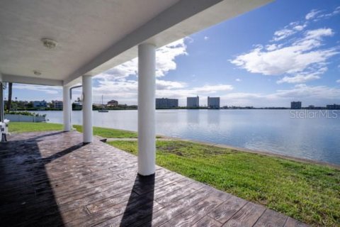 House in Saint Petersburg, Florida 4 bedrooms, 234.3 sq.m. № 2116178 - photo 9