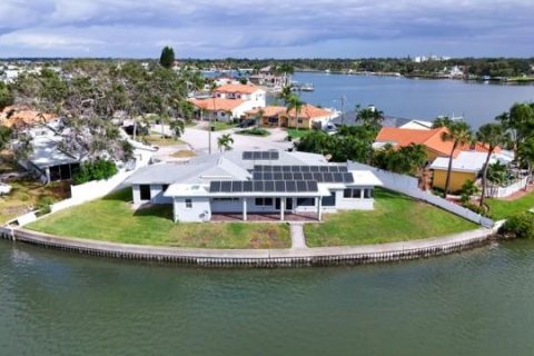 House in Saint Petersburg, Florida 4 bedrooms, 234.3 sq.m. № 2116178