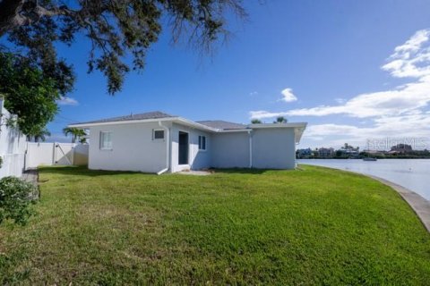 House in Saint Petersburg, Florida 4 bedrooms, 234.3 sq.m. № 2116178 - photo 8