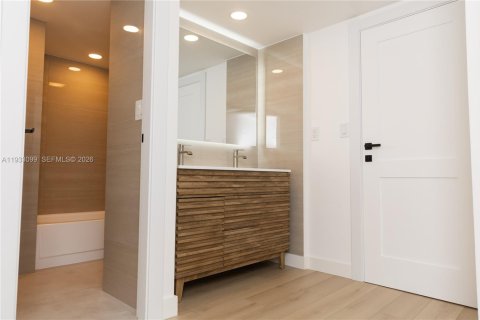 Condo in Aventura, Florida, 2 bedrooms № 2152465 - photo 9