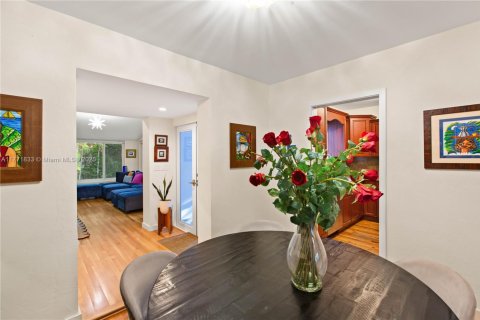 House in Coral Gables, Florida 3 bedrooms, 188.5 sq.m. № 1739883 - photo 8