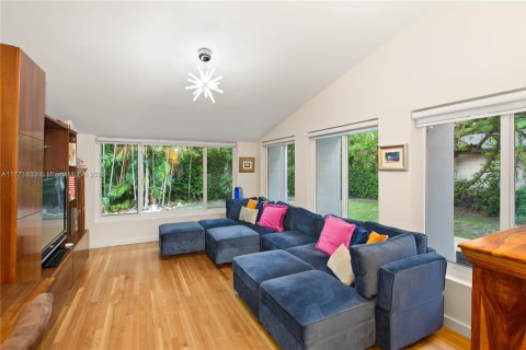 House in Coral Gables, Florida 3 bedrooms, 188.5 sq.m. № 1739883 - photo 13