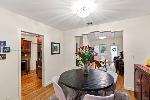 House in Coral Gables, Florida 3 bedrooms, 188.5 sq.m. № 1739883 - photo 12