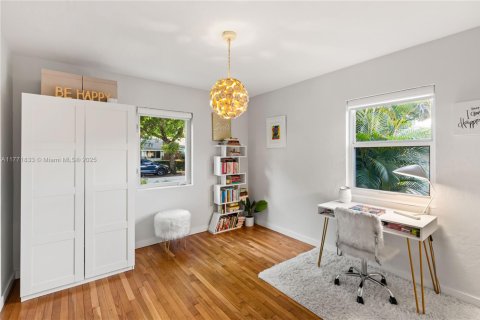 House in Coral Gables, Florida 3 bedrooms, 188.5 sq.m. № 1739883 - photo 24