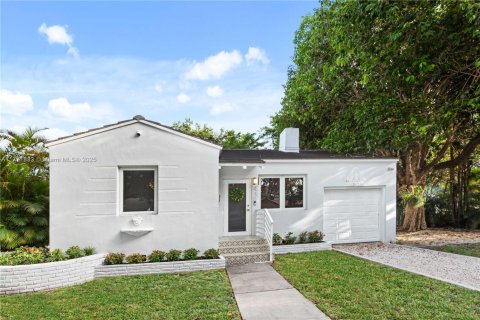 House in Coral Gables, Florida 3 bedrooms, 188.5 sq.m. № 1739883 - photo 2