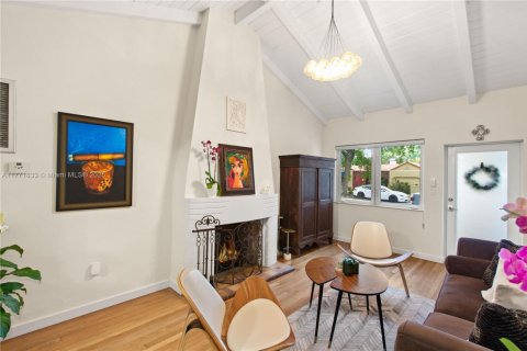 House in Coral Gables, Florida 3 bedrooms, 188.5 sq.m. № 1739883 - photo 6