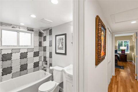 House in Coral Gables, Florida 3 bedrooms, 188.5 sq.m. № 1739883 - photo 27