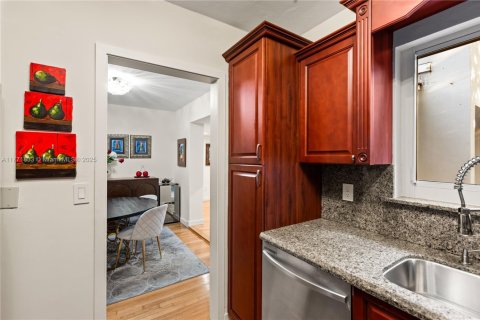 House in Coral Gables, Florida 3 bedrooms, 188.5 sq.m. № 1739883 - photo 10