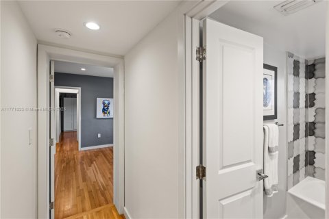 House in Coral Gables, Florida 3 bedrooms, 188.5 sq.m. № 1739883 - photo 28