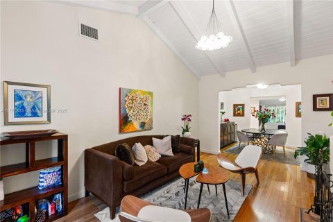 House in Coral Gables, Florida 3 bedrooms, 188.5 sq.m. № 1739883 - photo 5