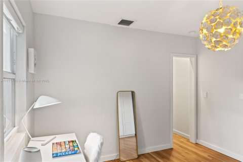 House in Coral Gables, Florida 3 bedrooms, 188.5 sq.m. № 1739883 - photo 22