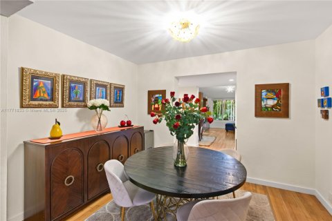 House in Coral Gables, Florida 3 bedrooms, 188.5 sq.m. № 1739883 - photo 7