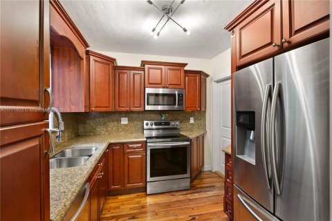 House in Coral Gables, Florida 3 bedrooms, 188.5 sq.m. № 1739883 - photo 9