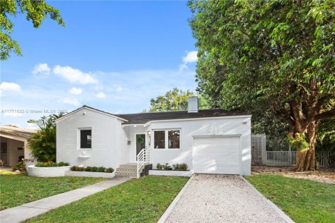 House in Coral Gables, Florida 3 bedrooms, 188.5 sq.m. № 1739883 - photo 1