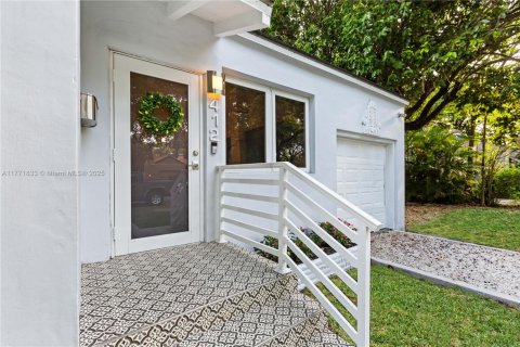 House in Coral Gables, Florida 3 bedrooms, 188.5 sq.m. № 1739883 - photo 3
