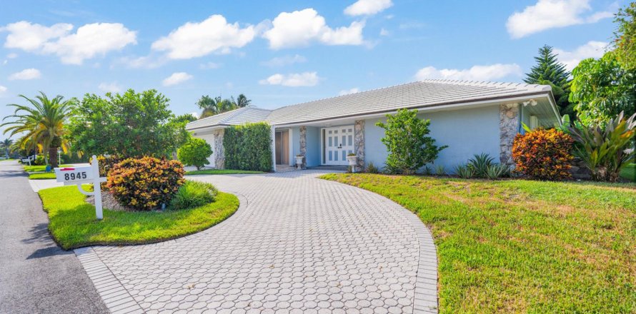 House in Hobe Sound, Florida 3 bedrooms, 216.37 sq.m. № 2363876