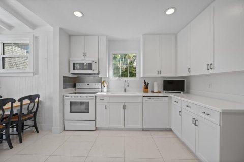 House in Palm Beach, Florida 4 bedrooms, 283.63 sq.m. № 2158409 - photo 11