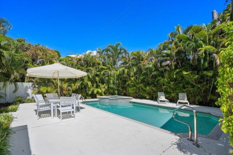 House in Palm Beach, Florida 4 bedrooms, 283.63 sq.m. № 2158409 - photo 24
