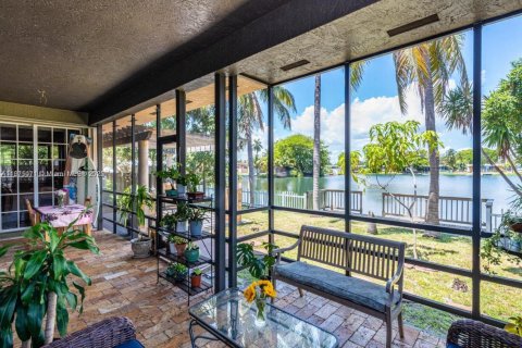 Casa en venta en Hallandale Beach, Florida, 3 dormitorios, 180.32 m2 № 1696311 - foto 24