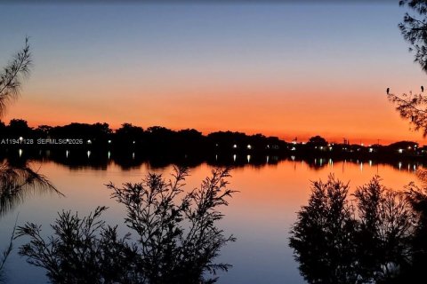 Condo in Miami, Florida, 3 bedrooms № 2003273 - photo 2