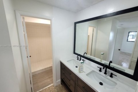 Condo in Miami, Florida, 3 bedrooms № 2003273 - photo 4