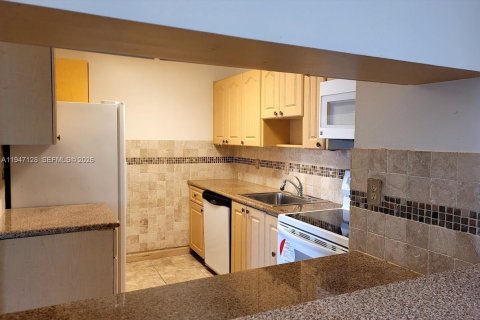 Condo in Miami, Florida, 3 bedrooms № 2003273 - photo 14