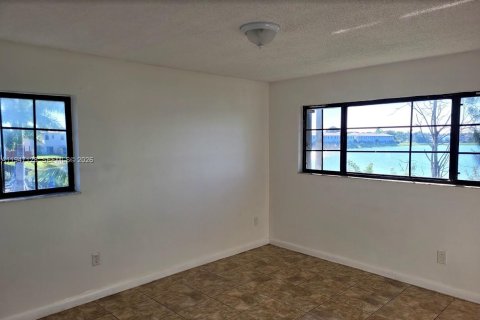 Condo in Miami, Florida, 3 bedrooms № 2003273 - photo 3