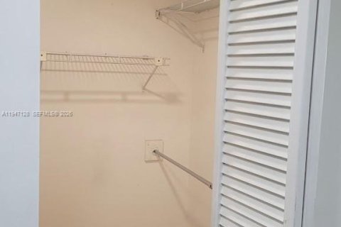 Condo in Miami, Florida, 3 bedrooms № 2003273 - photo 16