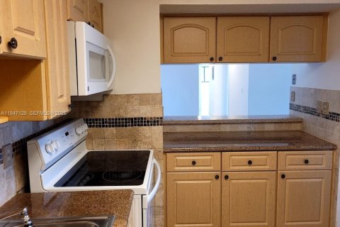 Condo in Miami, Florida, 3 bedrooms № 2003273 - photo 12