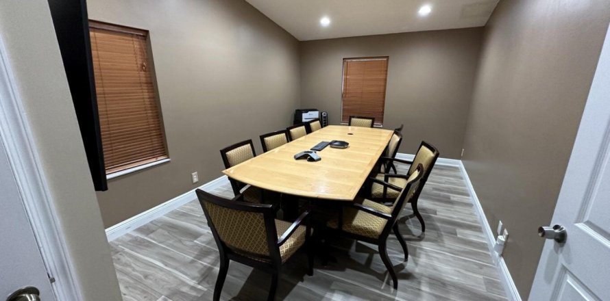Commercial property in West Palm Beach, Florida № 1072686