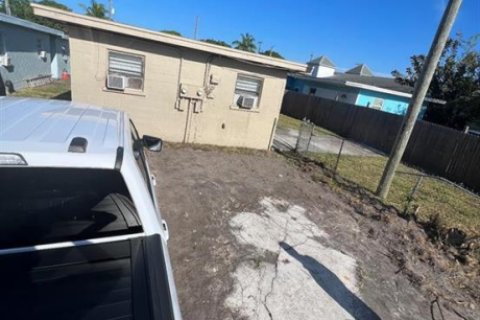 Commercial property in St. Lucie, Florida 98.85 sq.m. № 2195041 - photo 2