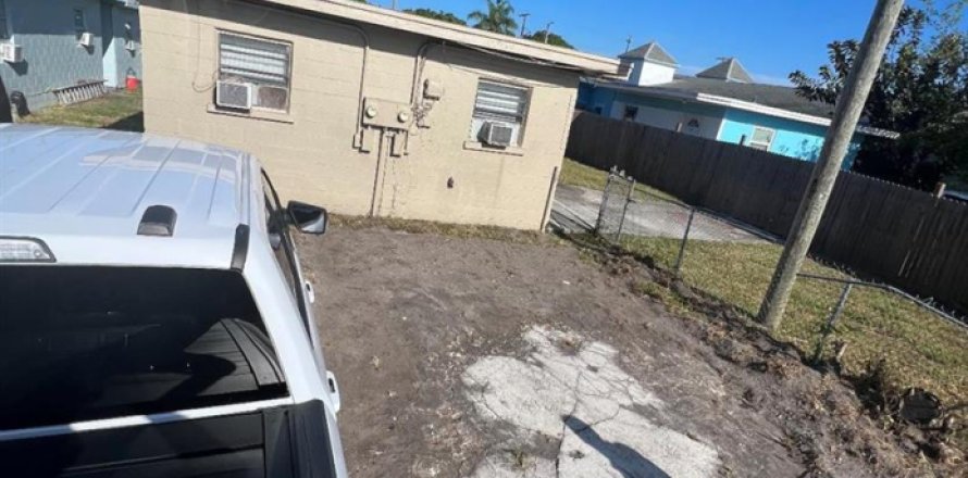 Commercial property in St. Lucie, Florida 98.85 sq.m. № 2195041
