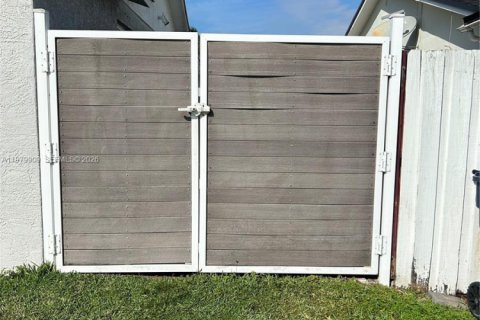 Коммерческая недвижимость в Хомстед, Флорида 1 спальня, 165.83м2 № 2046256