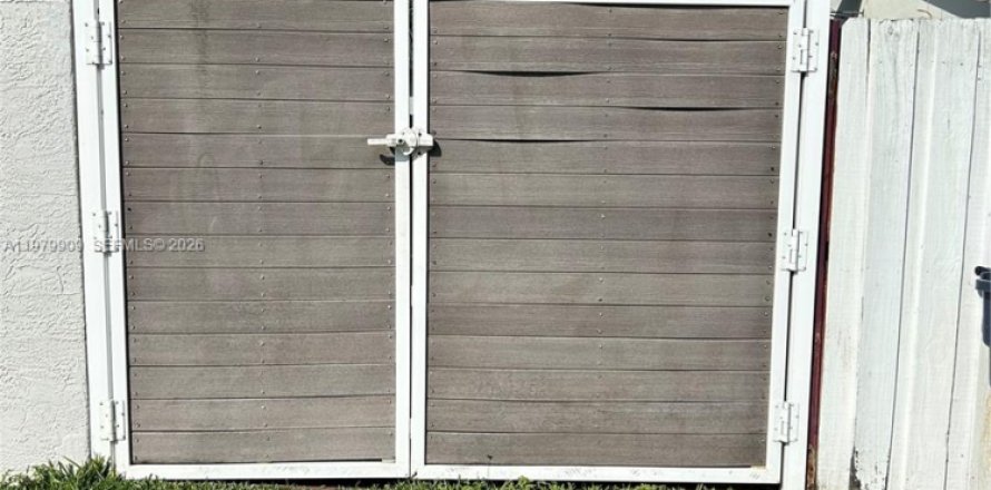 Коммерческая недвижимость в Хомстед, Флорида 1 спальня, 165.83м2 № 2046256