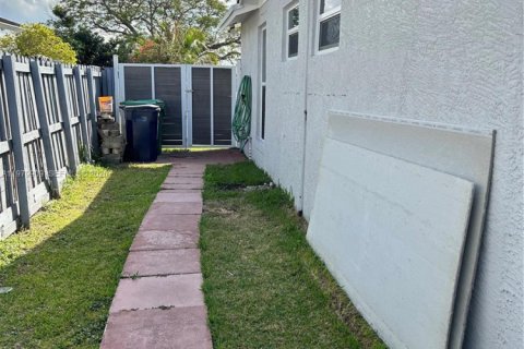 Снять в аренду коммерческую недвижимость в Хомстед, Флорида 1 спальня, 165.83м2, № 2046256 - фото 12