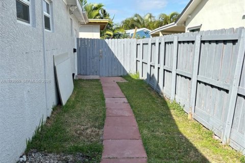 Снять в аренду коммерческую недвижимость в Хомстед, Флорида 1 спальня, 165.83м2, № 2046256 - фото 2