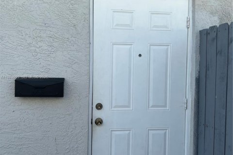 Снять в аренду коммерческую недвижимость в Хомстед, Флорида 1 спальня, 165.83м2, № 2046256 - фото 3