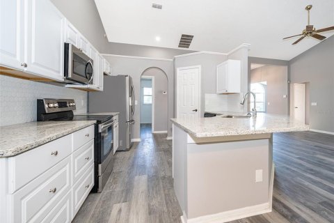 House in Orlando, Florida 4 bedrooms, 232.91 sq.m. № 2155272 - photo 8