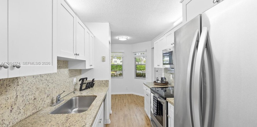 Кондоминиум с 2 спальнями в Пемброк-Пайнс, Флорида № 2051392