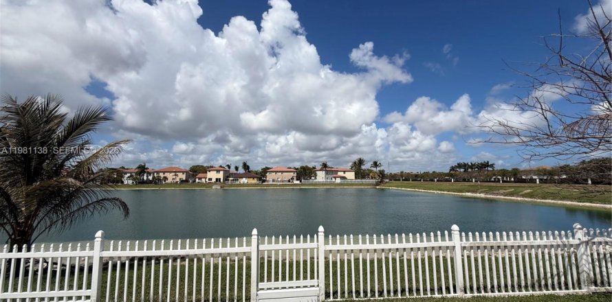 House in Homestead, Florida 4 bedrooms, 181.44 sq.m. № 2052980