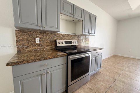 House in Homestead, Florida 4 bedrooms, 181.44 sq.m. № 2052980 - photo 12