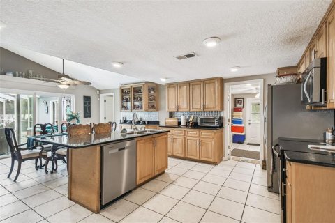 House in New Port Richey, Florida 3 bedrooms, 179.3 sq.m. № 1914216 - photo 12