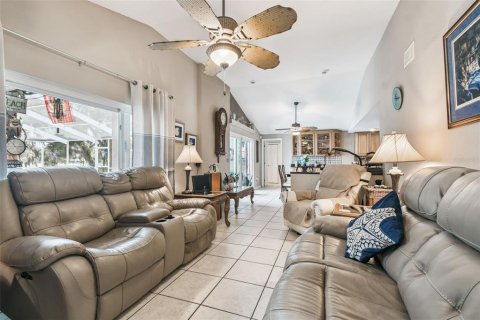 House in New Port Richey, Florida 3 bedrooms, 179.3 sq.m. № 1914216 - photo 27