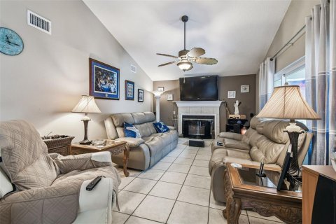 House in New Port Richey, Florida 3 bedrooms, 179.3 sq.m. № 1914216 - photo 25