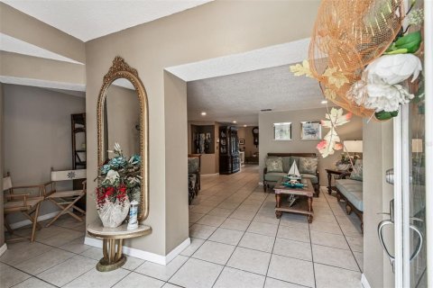 House in New Port Richey, Florida 3 bedrooms, 179.3 sq.m. № 1914216 - photo 7